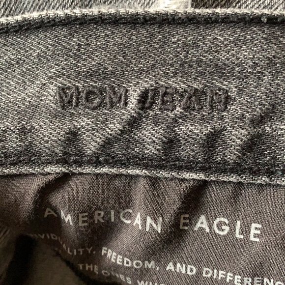 American Eagle Hi rise Mom Jeans Distressed - Picture 8 of 8